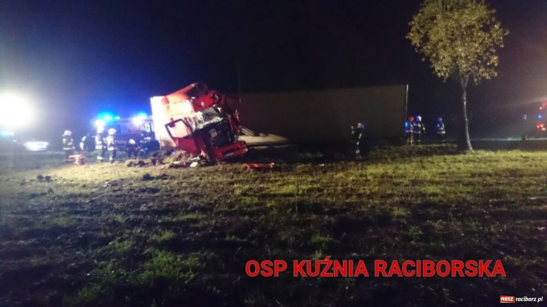 Zdjęcie w galerii na portalu naszraciborz.pl: Groźne zdarzenie na DW 919. Kierowca TIR-a prawdopodobnie przysnął i wylądował w rowie!  wiadomości z regionu