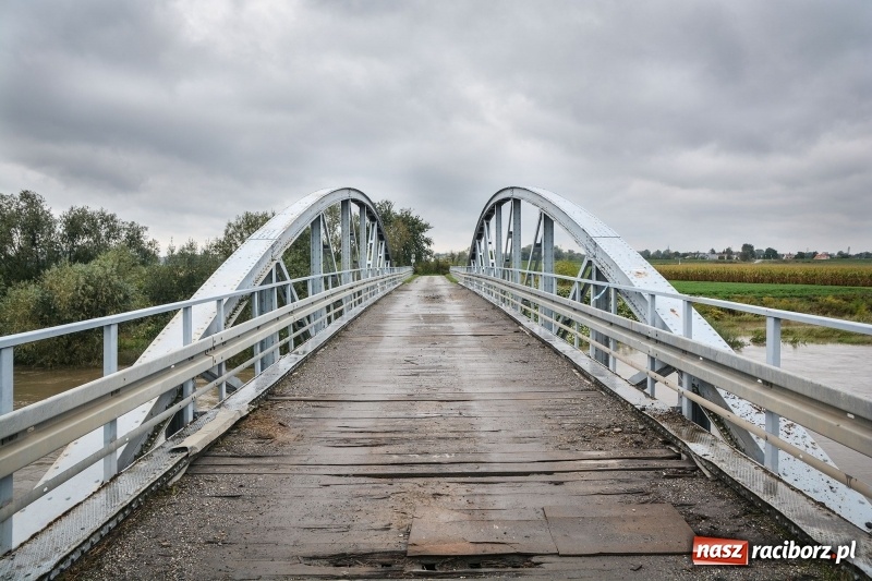Zdjęcie w galerii na portalu naszraciborz.pl: Odra znów blisko raciborskiej plaży i bulwarów wiadomości z regionu