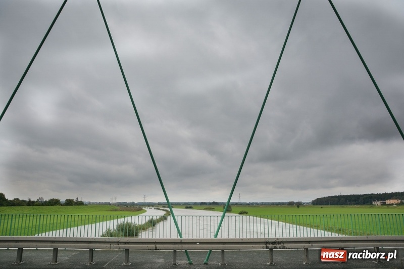 Zdjęcie w galerii na portalu naszraciborz.pl: Odra znów blisko raciborskiej plaży i bulwarów wiadomości z regionu