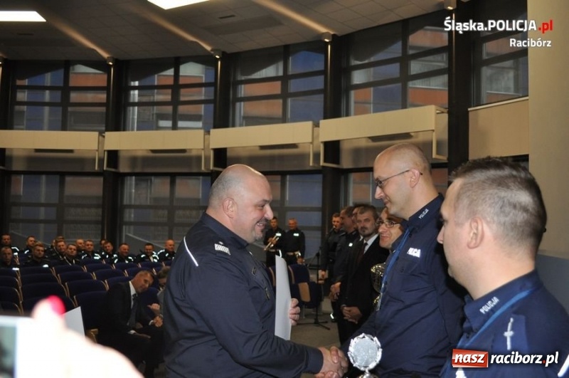 Zdjęcie w galerii na portalu naszraciborz.pl: Aspirant Radosław Rolka z raciborskiej komendy najlepszym dzielnicowym na Śląsku  wiadomości z regionu