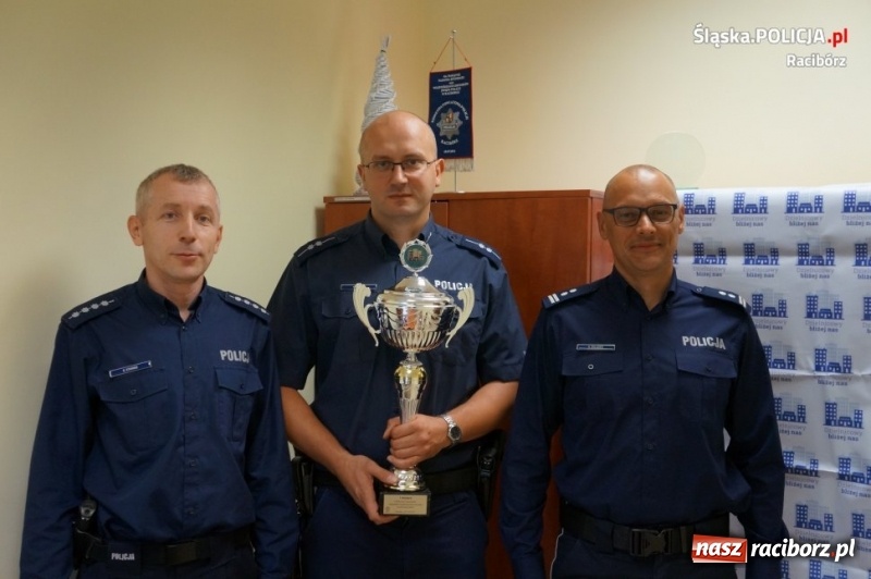 Zdjęcie w galerii na portalu naszraciborz.pl: Aspirant Radosław Rolka z raciborskiej komendy najlepszym dzielnicowym na Śląsku  wiadomości z regionu