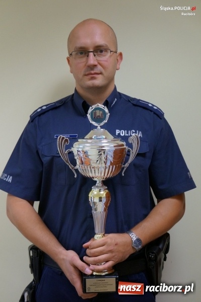Zdjęcie w galerii na portalu naszraciborz.pl: Aspirant Radosław Rolka z raciborskiej komendy najlepszym dzielnicowym na Śląsku  wiadomości z regionu
