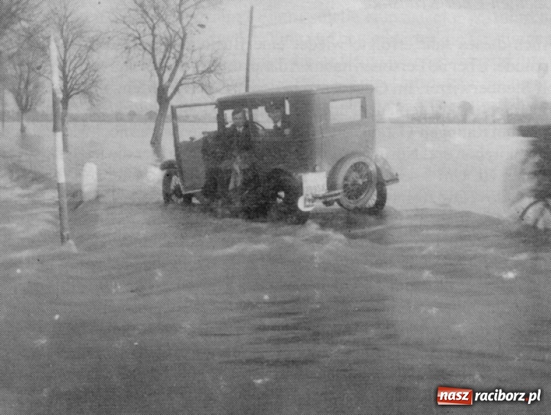 Zdjęcie w galerii na portalu naszraciborz.pl: Wezbrania Odry w Raciborzu i okolicach na starej fotografii wiadomości z regionu
