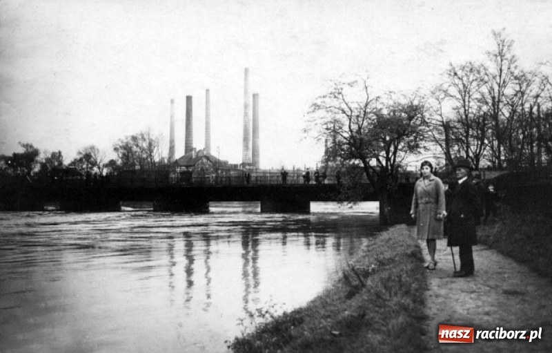 Zdjęcie w galerii na portalu naszraciborz.pl: Wezbrania Odry w Raciborzu i okolicach na starej fotografii wiadomości z regionu