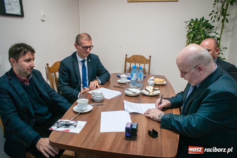 Zdjęcie w galerii na portalu naszraciborz.pl: II LO podpisało umowę o współpracy z Wydziałem Polonistyki Uniwersytetu Jagiellońskiego wiadomości z regionu