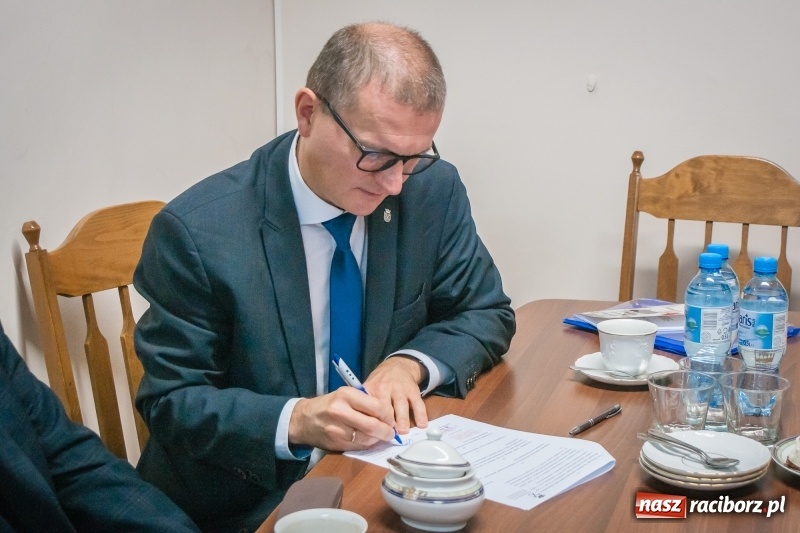 Zdjęcie w galerii na portalu naszraciborz.pl: II LO podpisało umowę o współpracy z Wydziałem Polonistyki Uniwersytetu Jagiellońskiego wiadomości z regionu