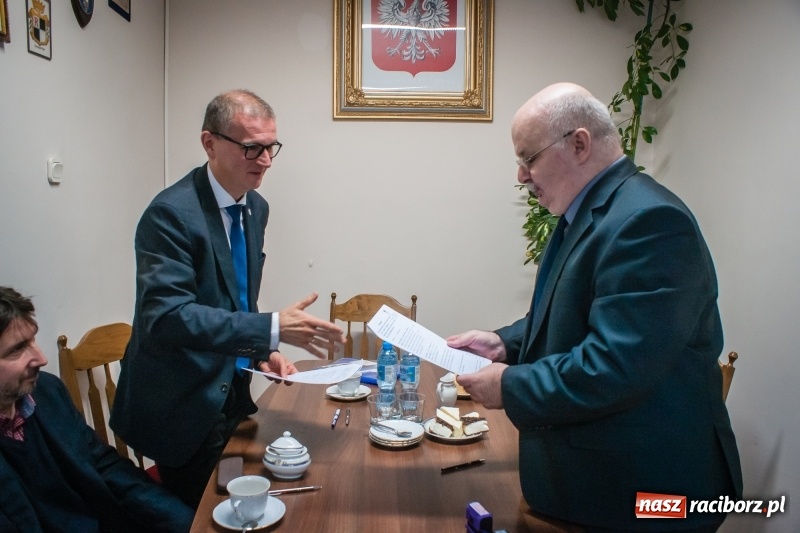 Zdjęcie w galerii na portalu naszraciborz.pl: II LO podpisało umowę o współpracy z Wydziałem Polonistyki Uniwersytetu Jagiellońskiego wiadomości z regionu