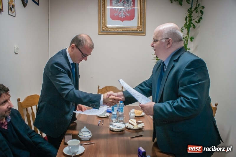 Zdjęcie w galerii na portalu naszraciborz.pl: II LO podpisało umowę o współpracy z Wydziałem Polonistyki Uniwersytetu Jagiellońskiego wiadomości z regionu