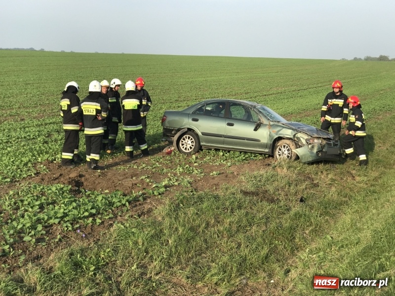 Zdjęcie w galerii na portalu naszraciborz.pl: Nissan wypadł z drogi Pietrowice Wielkie-Racibórz  wiadomości z regionu