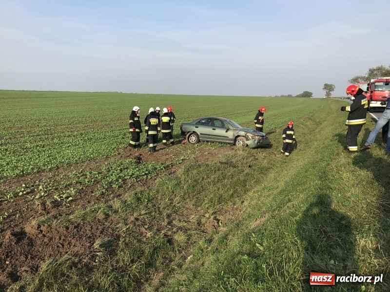 Zdjęcie w galerii na portalu naszraciborz.pl: Nissan wypadł z drogi Pietrowice Wielkie-Racibórz  wiadomości z regionu