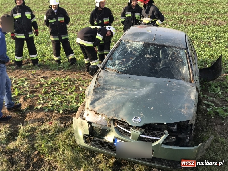 Zdjęcie w galerii na portalu naszraciborz.pl: Nissan wypadł z drogi Pietrowice Wielkie-Racibórz  wiadomości z regionu