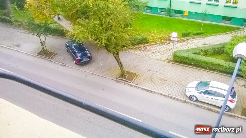 Zdjęcie w galerii na portalu naszraciborz.pl: Po co utrudniać życie innym jak miejsca do parkowania było dość wiadomości z regionu