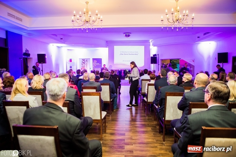 Zdjęcie w galerii na portalu naszraciborz.pl: Wręczono Filary Ziemi Raciborskiej. Gala w hotelu Racibor wiadomości z regionu