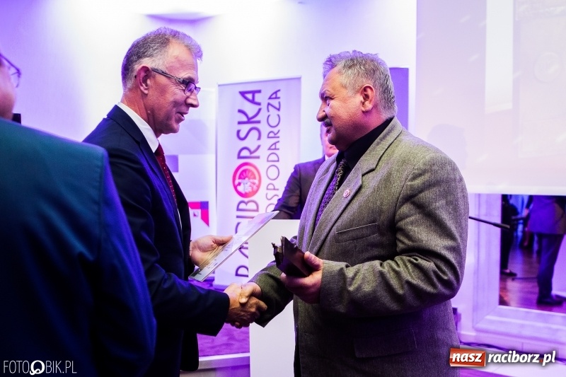 Zdjęcie w galerii na portalu naszraciborz.pl: Wręczono Filary Ziemi Raciborskiej. Gala w hotelu Racibor wiadomości z regionu