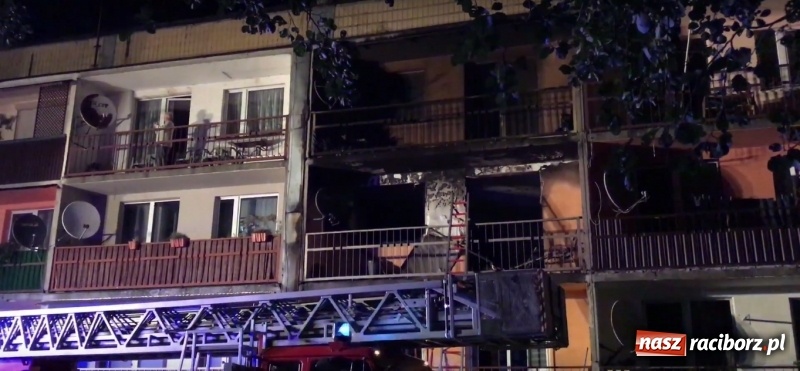 Zdjęcie w galerii na portalu naszraciborz.pl: Pożar w mieszkaniu w bloku przy ulicy Poprzecznej w Krzyżanowicach FOTO i WIDEO wiadomości z regionu
