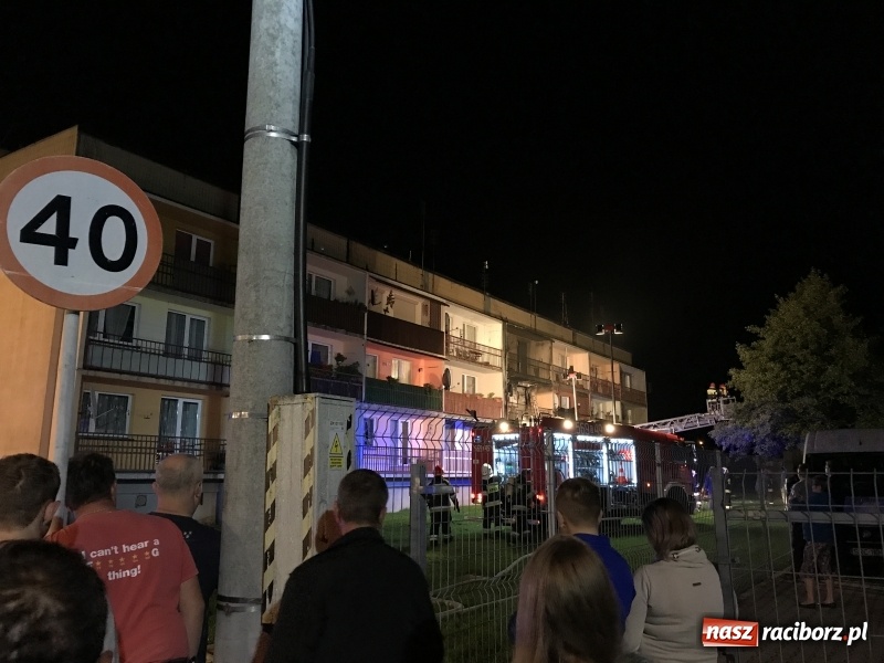 Zdjęcie w galerii na portalu naszraciborz.pl: Pożar w mieszkaniu w bloku przy ulicy Poprzecznej w Krzyżanowicach FOTO i WIDEO wiadomości z regionu