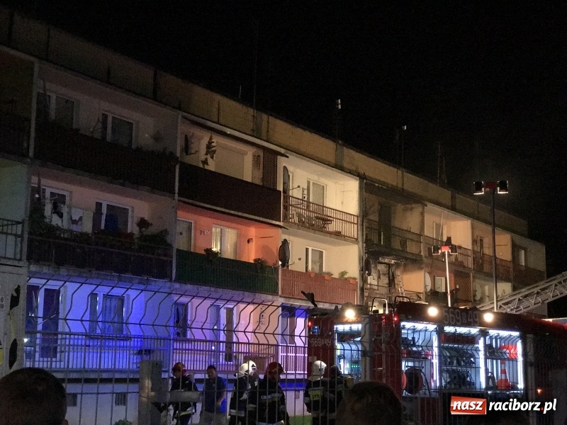 Zdjęcie w galerii na portalu naszraciborz.pl: Pożar w mieszkaniu w bloku przy ulicy Poprzecznej w Krzyżanowicach FOTO i WIDEO wiadomości z regionu