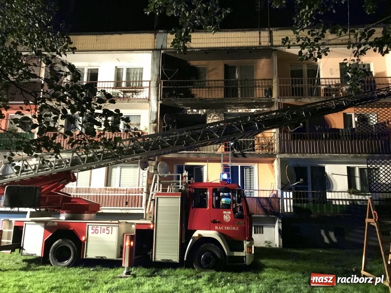 Zdjęcie w galerii na portalu naszraciborz.pl: Pożar w mieszkaniu w bloku przy ulicy Poprzecznej w Krzyżanowicach FOTO i WIDEO wiadomości z regionu