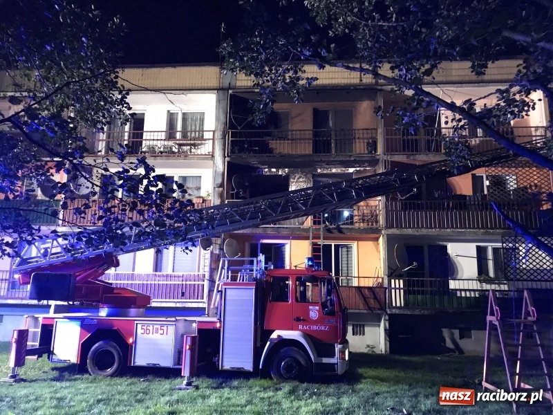 Zdjęcie w galerii na portalu naszraciborz.pl: Pożar w mieszkaniu w bloku przy ulicy Poprzecznej w Krzyżanowicach FOTO i WIDEO wiadomości z regionu