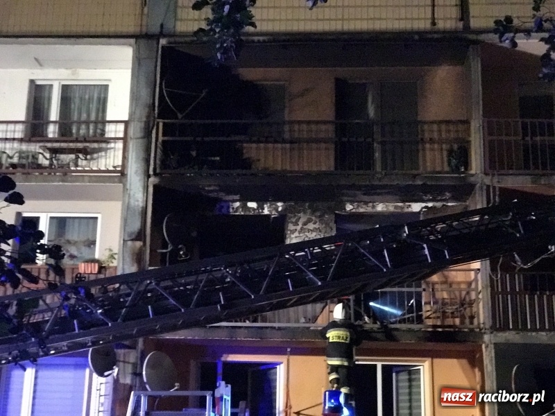 Zdjęcie w galerii na portalu naszraciborz.pl: Pożar w mieszkaniu w bloku przy ulicy Poprzecznej w Krzyżanowicach FOTO i WIDEO wiadomości z regionu