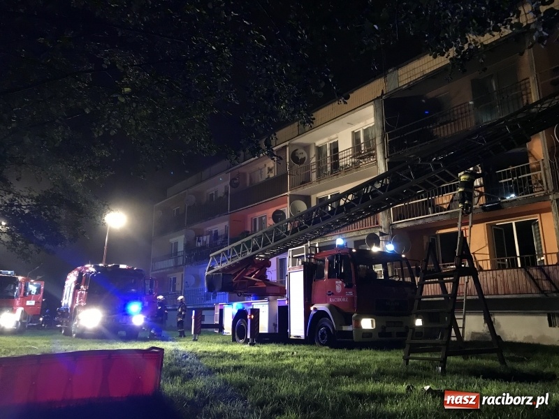 Zdjęcie w galerii na portalu naszraciborz.pl: Pożar w mieszkaniu w bloku przy ulicy Poprzecznej w Krzyżanowicach FOTO i WIDEO wiadomości z regionu