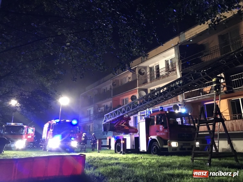 Zdjęcie w galerii na portalu naszraciborz.pl: Pożar w mieszkaniu w bloku przy ulicy Poprzecznej w Krzyżanowicach FOTO i WIDEO wiadomości z regionu