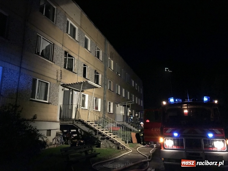 Zdjęcie w galerii na portalu naszraciborz.pl: Pożar w mieszkaniu w bloku przy ulicy Poprzecznej w Krzyżanowicach FOTO i WIDEO wiadomości z regionu