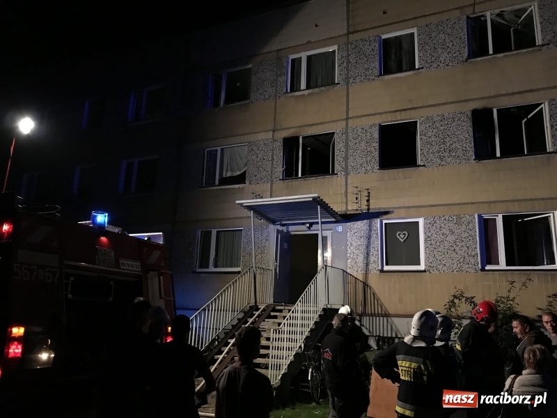 Zdjęcie w galerii na portalu naszraciborz.pl: Pożar w mieszkaniu w bloku przy ulicy Poprzecznej w Krzyżanowicach FOTO i WIDEO wiadomości z regionu