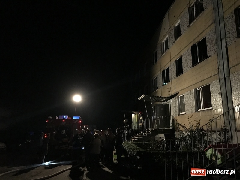 Zdjęcie w galerii na portalu naszraciborz.pl: Pożar w mieszkaniu w bloku przy ulicy Poprzecznej w Krzyżanowicach FOTO i WIDEO wiadomości z regionu