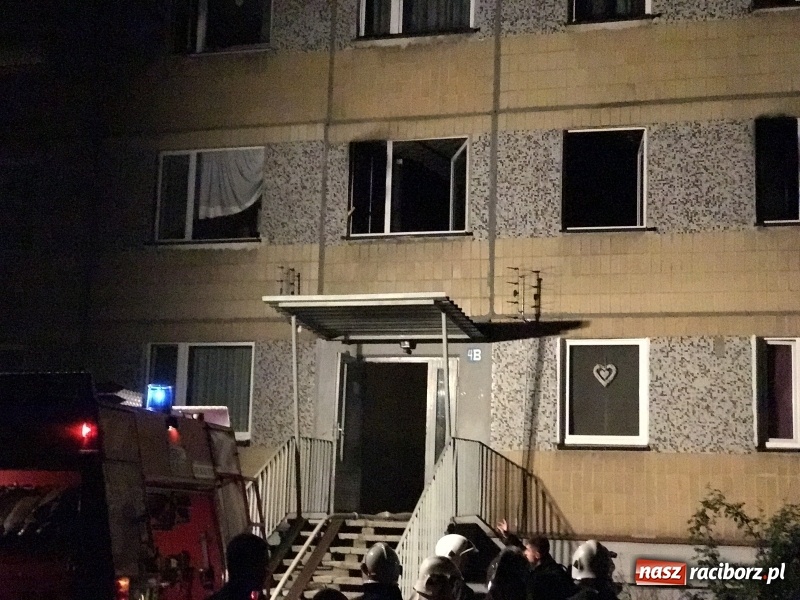 Zdjęcie w galerii na portalu naszraciborz.pl: Pożar w mieszkaniu w bloku przy ulicy Poprzecznej w Krzyżanowicach FOTO i WIDEO wiadomości z regionu