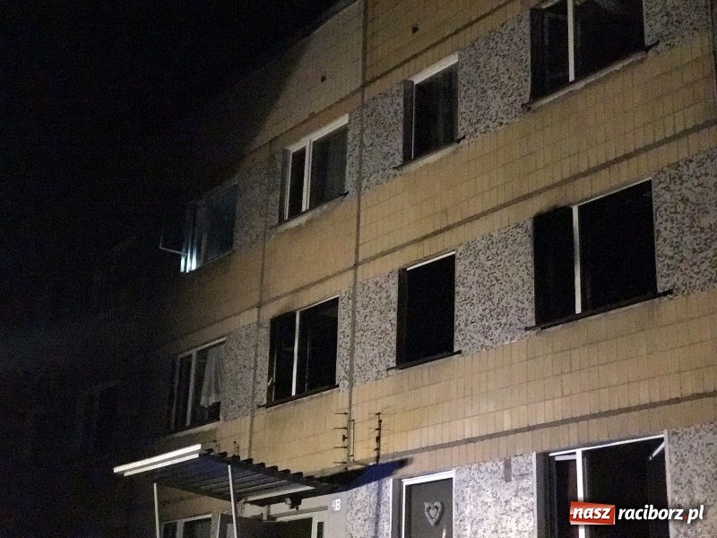 Zdjęcie w galerii na portalu naszraciborz.pl: Pożar w mieszkaniu w bloku przy ulicy Poprzecznej w Krzyżanowicach FOTO i WIDEO wiadomości z regionu