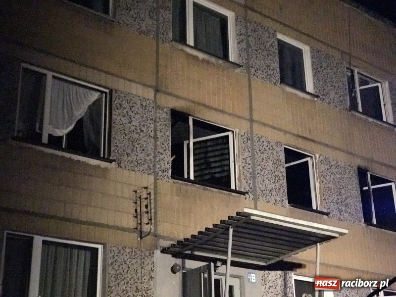 Zdjęcie w galerii na portalu naszraciborz.pl: Pożar w mieszkaniu w bloku przy ulicy Poprzecznej w Krzyżanowicach FOTO i WIDEO wiadomości z regionu