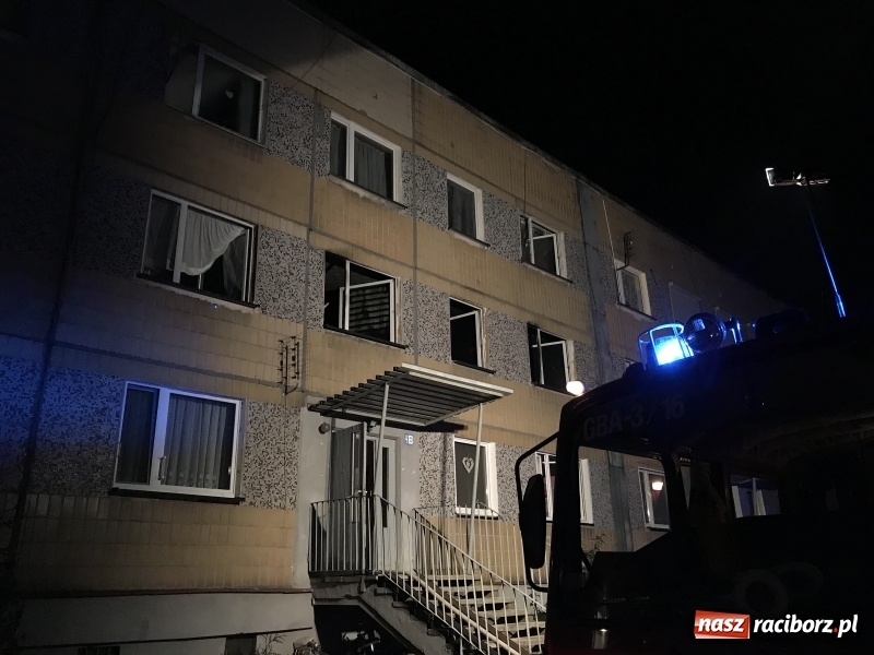 Zdjęcie w galerii na portalu naszraciborz.pl: Pożar w mieszkaniu w bloku przy ulicy Poprzecznej w Krzyżanowicach FOTO i WIDEO wiadomości z regionu