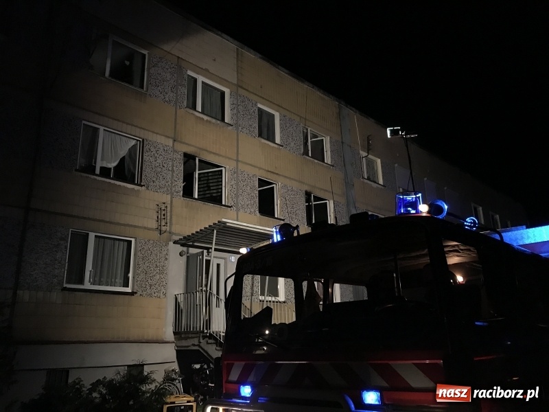 Zdjęcie w galerii na portalu naszraciborz.pl: Pożar w mieszkaniu w bloku przy ulicy Poprzecznej w Krzyżanowicach FOTO i WIDEO wiadomości z regionu