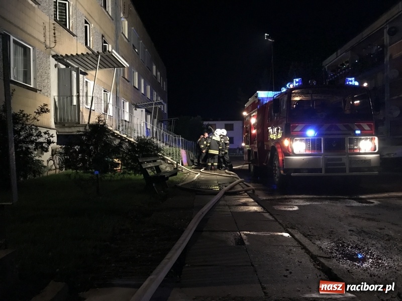 Zdjęcie w galerii na portalu naszraciborz.pl: Pożar w mieszkaniu w bloku przy ulicy Poprzecznej w Krzyżanowicach FOTO i WIDEO wiadomości z regionu