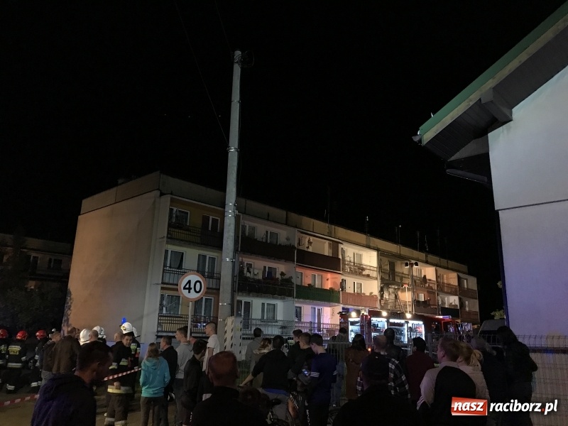 Zdjęcie w galerii na portalu naszraciborz.pl: Pożar w mieszkaniu w bloku przy ulicy Poprzecznej w Krzyżanowicach FOTO i WIDEO wiadomości z regionu