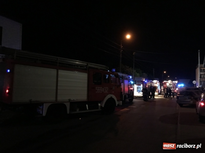 Zdjęcie w galerii na portalu naszraciborz.pl: Pożar w mieszkaniu w bloku przy ulicy Poprzecznej w Krzyżanowicach FOTO i WIDEO wiadomości z regionu
