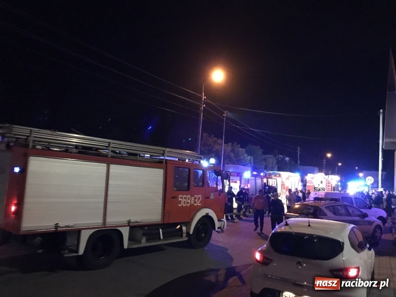 Zdjęcie w galerii na portalu naszraciborz.pl: Pożar w mieszkaniu w bloku przy ulicy Poprzecznej w Krzyżanowicach FOTO i WIDEO wiadomości z regionu