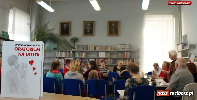 Zdjęcie w galerii na portalu naszraciborz.pl: Oratorium na dotyk – wieczór autorski raciborskich poetek w bibliotece wiadomości z regionu