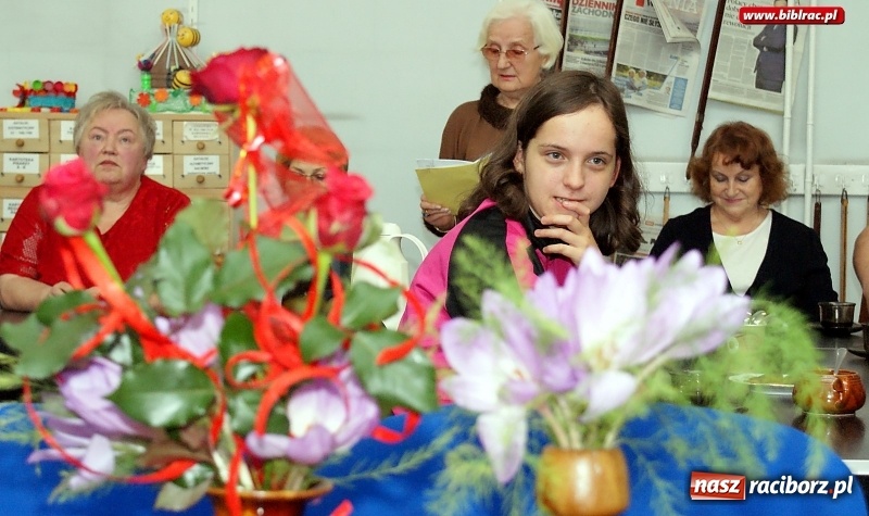 Zdjęcie w galerii na portalu naszraciborz.pl: Oratorium na dotyk – wieczór autorski raciborskich poetek w bibliotece wiadomości z regionu