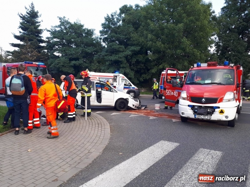 Zdjęcie w galerii na portalu naszraciborz.pl: Zderzenie volkswagena z autobusem przy dworcu PKS wiadomości z regionu