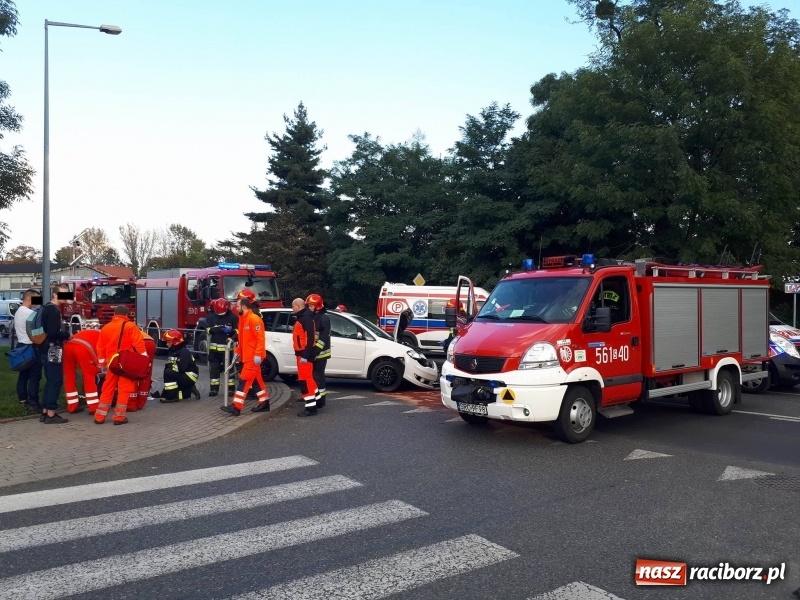 Zdjęcie w galerii na portalu naszraciborz.pl: Zderzenie volkswagena z autobusem przy dworcu PKS wiadomości z regionu