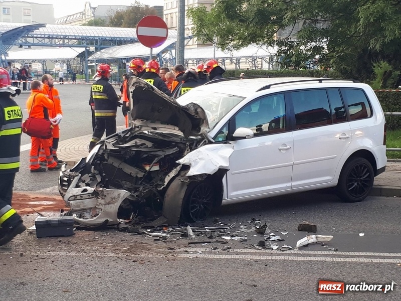 Zdjęcie w galerii na portalu naszraciborz.pl: Zderzenie volkswagena z autobusem przy dworcu PKS wiadomości z regionu