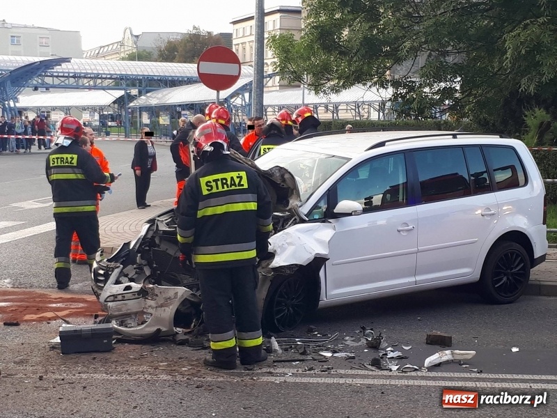 Zdjęcie w galerii na portalu naszraciborz.pl: Zderzenie volkswagena z autobusem przy dworcu PKS wiadomości z regionu