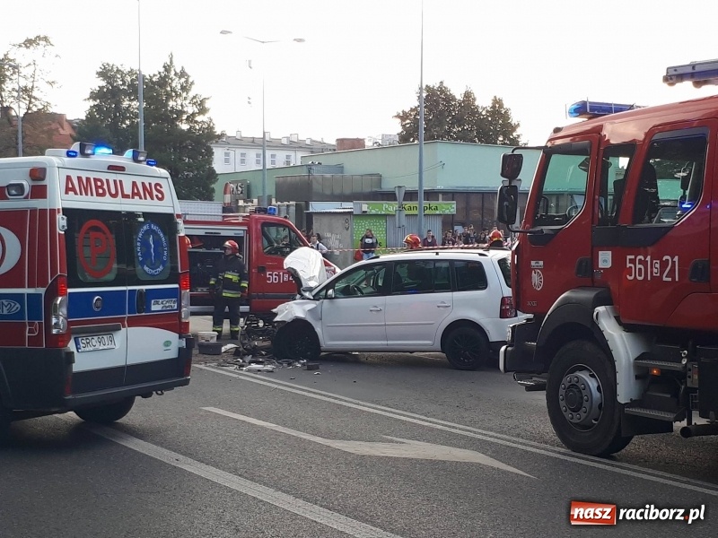 Zdjęcie w galerii na portalu naszraciborz.pl: Zderzenie volkswagena z autobusem przy dworcu PKS wiadomości z regionu