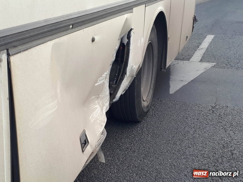 Zdjęcie w galerii na portalu naszraciborz.pl: Zderzenie volkswagena z autobusem przy dworcu PKS wiadomości z regionu