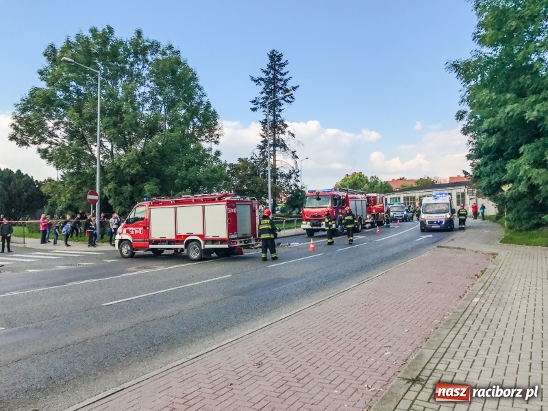 Zdjęcie w galerii na portalu naszraciborz.pl: Zderzenie volkswagena z autobusem przy dworcu PKS wiadomości z regionu