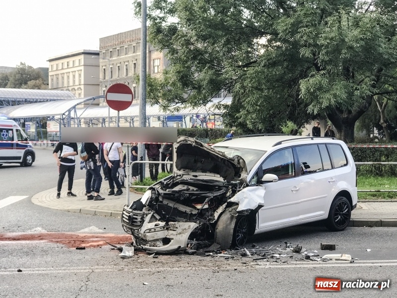 Zdjęcie w galerii na portalu naszraciborz.pl: Zderzenie volkswagena z autobusem przy dworcu PKS wiadomości z regionu