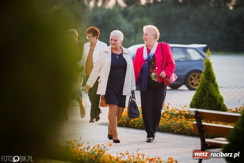 Zdjęcie w galerii na portalu naszraciborz.pl: ZSOMS bawi się w Zakrzowie. Zobacz, kto przyszedł na jubileuszowy bal  wiadomości z regionu