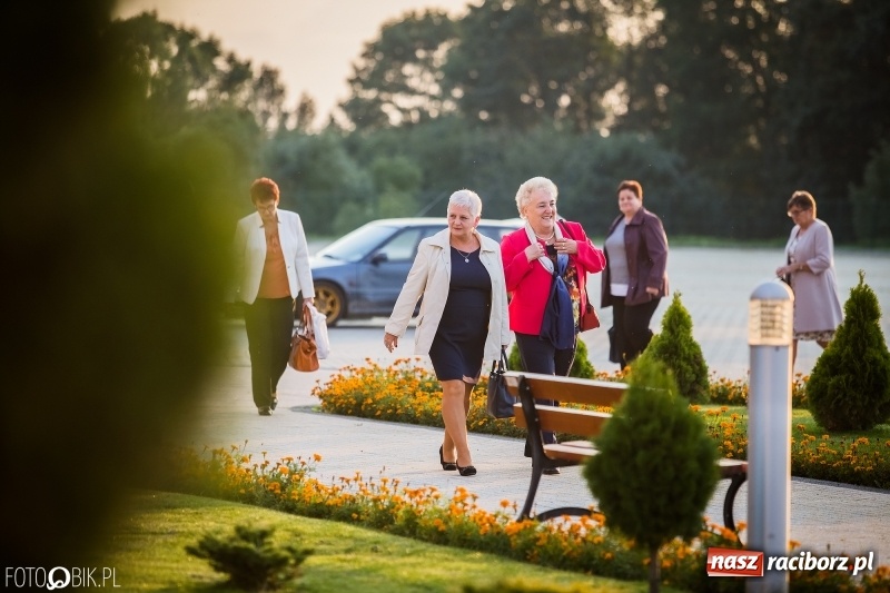 Zdjęcie w galerii na portalu naszraciborz.pl: ZSOMS bawi się w Zakrzowie. Zobacz, kto przyszedł na jubileuszowy bal  wiadomości z regionu